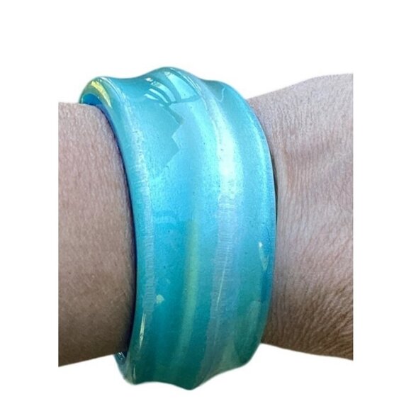 1980s Wide Chunky Asymmetric Wavy Light Blue Moon Glow Lucite Bangle Bracelet Ru - Picture 1 of 7